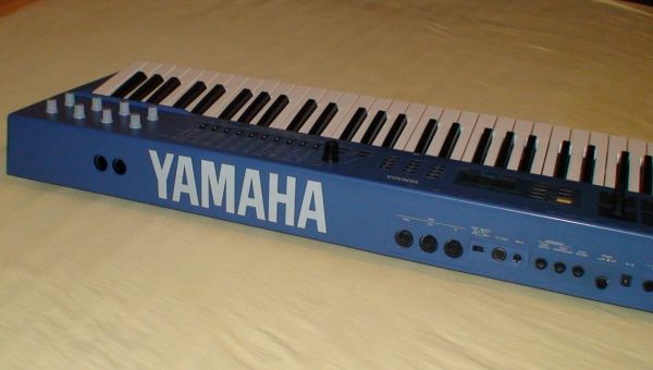 umgebauter Yamaha CS1X Synthesizer